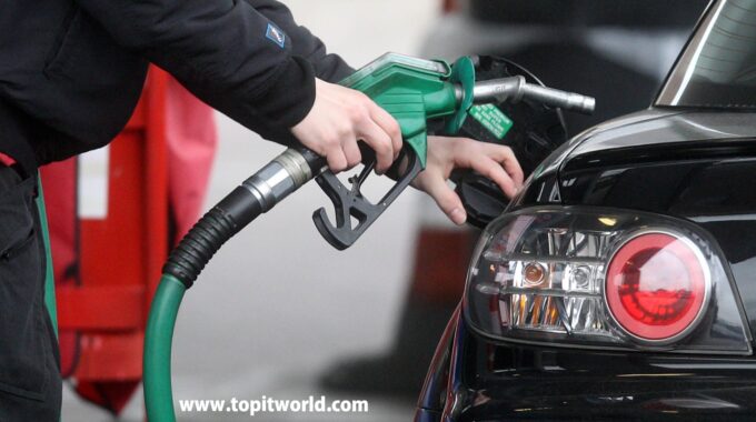 The Government of Pakistan to Reduce Working Days to Minimize Fuel Consumption